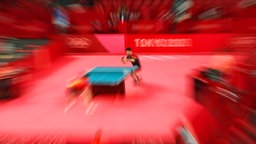 Der deutsche Tischtennis-Spieler Dimitrij Ovtcharov (hinten) im Duell mit dem Chinesen Ma Long. © dpa-Bildfunk Foto: Friso Gentsch/dpa