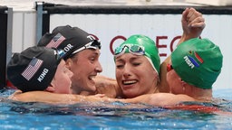 Tatjana Schoenmaker (2.v.r.) aus Südafrika jubelt über Gold im 200m Brustschwimmen neben Lilly King (l) aus USA und Annie Lazor (2.v.l.) aus den USA © dpa-Bildfunk 
