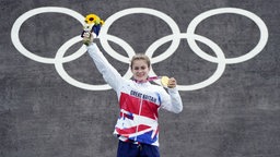 Die BMX-Fahrerin Bethany Shriever aus England zeigt ihre Goldmedaille. © picture alliance / empics 