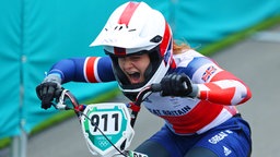 Die britische BMX-Fahrerin Bethany Shriever jubelt über Gold. © IMAGO / AFLOSPORT 