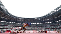 Der deutsche Hürden-Sprinter Joshua Abuaku in Aktion © dpa-Bildfunk Foto: Lui Siu Wai/XinHua/dpa