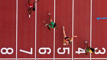 Die jamaikanische Sprinterin Shelly-Ann Fraser-Pryce (r.) lässt ihre Konkurrenz hinter sich. © picture alliance / ASSOCIATED PRESS | Morry Gash 