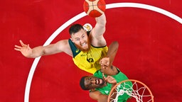 Der australische Basketballspieler Aron Baynes beim Dunking gegen Nigerias Ekpe Udoh. © picture alliance / ASSOCIATED PRESS | Aris Messinis 