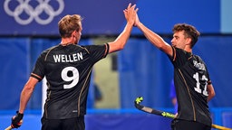Deutschlands Hockey-Spieler Niklas Wellen (.) bejubelt einen Treffer mit Christopher Rühr. © dpa-Bildfunk Foto: Sebastian Gollnow/dpa