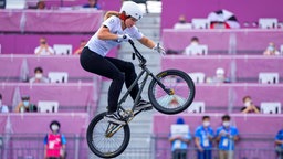 Die deutsche BMX-Fahrerin Lara Lessmann in Aktion beim Freestyle. © dpa-Bildfunk Foto: Ben Curtis/AP/dpa