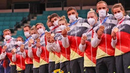 Die deutschen Judoka des Mixed-Teams präsentieren ihre Bronzemedaillen. © dpa-Bildfunk Foto: Friso Gentsch/dpa