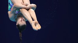 Die deutsche Kunstspringerin in der Luft nach dem Sprung vom 3m Brett. © dpa-bildfunk 
