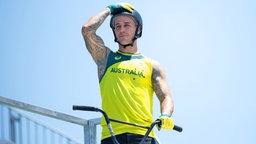 Der australische BMX-Fahrer Logan Martin realisiert, dass er Gold im Freestyle-Finale gewonnen hat. © dpa-Bildfunk Foto: Sebastian Gollnow/dpa