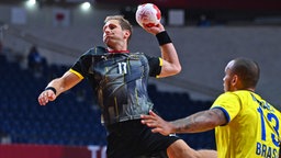 Der deutsche Handball-Spieler Steffen Weinhold beim Sprungwurf gegen Brasilien. © dpa-Bildfunk Foto: Swen Pförtner/dpa