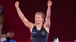 Die deutsche Ringerin Aline Rotter-Focken jubelt. © IMAGO / AFLOSPORT 
