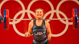 Die US-amerikanische Gewichtheberin Katherine Elizabeth Nye in Aktion © picture alliance / ASSOCIATED PRESS | Luca Bruno
