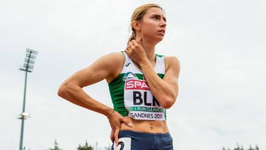 Die weißrussische Sprinterin Kristina Timanowskaja schaut konzentriert in die Ferne. © IMAGO / Bildbyran 
