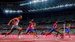 Der italienische Sprinter Lamont Marcell Jacobs (r.) gewinnt das Finale über 100 Meter. © IMAGO / Bildbyran