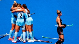 Die argentinischen Hockey-Spielerinnen bejubeln den Sieg gegen Deutschland, während Hanna Granitzki enttäuscht ist. © IMAGO / Agencia EFE 