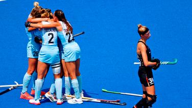 Die argentinischen Hockey-Spielerinnen bejubeln den Sieg gegen Deutschland, während Hanna Granitzki enttäuscht ist. © IMAGO / Agencia EFE 