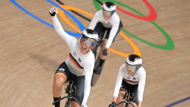 Das deutsche Bahnrad-Team der Frauen feiert den Weltrekord. © dpa-bildfunk 