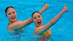 Die japanischen Synchron-Schwimmerinnen Yukiko Inui und Megumu Yoshida in Aktion © IMAGO / Agencia EFE
