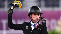 Julia Krajewski aus Deutschland küsst ihre Goldmedaille im Springreiten. © picture alliance/dpa
