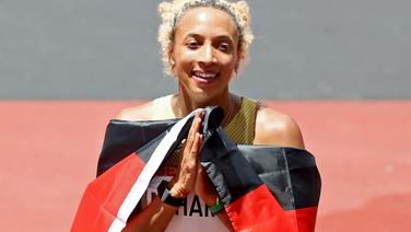 Weitspringerin Malaika Mihambo mit der deutschen Fahne über der Schulter © dpa-Zentralbild/dpa Foto: Oliver Weiken