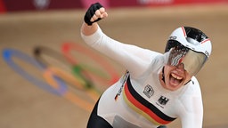 Mike Kröger aus dem deutschen Bahnrad Team der Frauen jubelt über Gold. © dpa-bildfunk