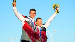 Die deutschen Segler Paul Kohlhoff und Alicia Stuhlemmer präsentieren ihre Bronzemedaillen. © dpa-Bildfunk Foto: Bernat Armangue/AP/dpa