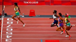 Die jamaikanische Sprinterin Elaine Thompson-Herah (l.) gewinnt das Finale über 200 Meter. © IMAGO / Agencia EFE