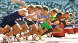 Zehnkämpfer beim Start über die 100 Meter. © IMAGO / Kyodo News