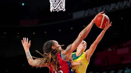 Die US-amerikanische Basketball-Spielerin Brittney Griner (l.) blockt einen Wurfversuch der Australierin Steph Talbot. © IMAGO / AAP