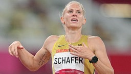 Die deutsche Leichtathletin Carolin Schäfer reagiert nach dem 200m Lauf. © picture alliance/dpa Foto: Michael Kappeler