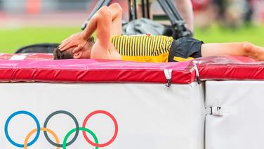 Der deutsche Zehnkämpfer Niklas Kaul verletzt sich beim Hochsprung. © IMAGO / Beautiful Sports 