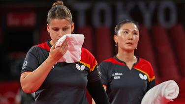 Die deutschen Tischtennis-Spielerinnen Petrissa Solja (l.) und Shan Xiaona sind enttäuscht. © dpa-Bildfunk Foto: Friso Gentsch/dpa