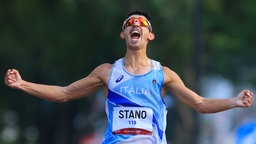 Der italienische Geher Massimo Stano nach dem Gewinn des Rennens über 20 Kilometer. © picture alliance / ASSOCIATED PRESS | Daisuke Tomita 