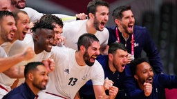 Die französischen Handball-Spieler bejubeln den Sieg gegen Ägypten. © dpa-Bildfunk Foto: Pavel Golovkin/AP/dpa