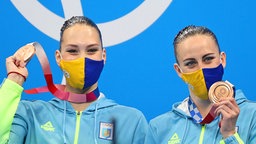 Die ukrainischen Synchronschwimmerinnen Marta Fiedina (l.) und Anastasia Sawschuk jubeln über Bronze. © IMAGO / ITAR-TASS 