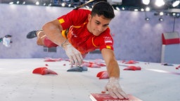 Der spanische Sportkletterer Alberto Gines Lopez in Aktion. © picture alliance / ASSOCIATED PRESS | Tsuyoshi Ueda