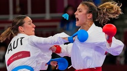 Die bulgarische Karateka Iwet Goranowa (r.) verliert ihr Mundstück im Kampf gegen Battina Plank aus Österreich. © dpa-Bildfunk Foto: Vincent Thian/AP/dpa