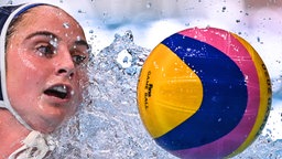 Die US-amerikanische Wasserball-Spielerin Madeline Musselman schaut aus kurzer Distanz auf einen Ball. © picture alliance/dpa/Sputnik | Alexey Filippov