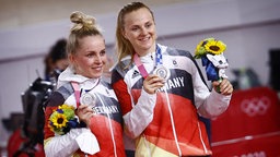 Das deutsche Team im Bahnrad-Teamsprint Emma Hinze (l.) und Lea Sophie Friedrich zeigen ihre Silbermedaille © picture alliance / Roth