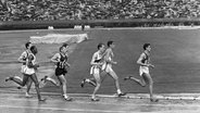Harald Norpoth (Mitte) bei den Olympischen Spiele 1964 in Tokio  