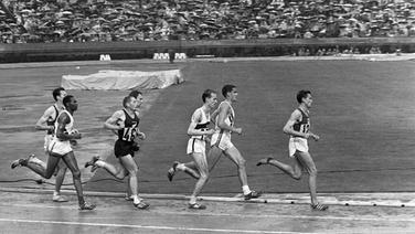 Harald Norpoth (Mitte) bei den Olympischen Spiele 1964 in Tokio  