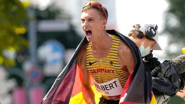 Jonathan Hilbert aus Deutschland feiert seinen zweiten Platz im 50km Gehen mit einem Schrei © dpd-bildfunk Foto: Shuji Kajiyama