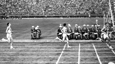 William Mills gewinnt die 10.000 m bei den Olympischen Spiele 1964 in Tokio  