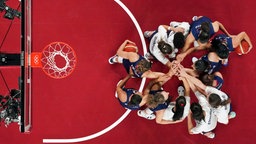 Serbische Frauen Basketball-Mannschaft  bereitet sich vor fürs Halbfinalspiel gegen USA  © picture alliance / ASSOCIATED PRESS Foto: Brian Snyde