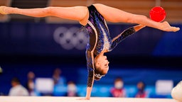 Die russische Sportgymnastin Arina Awerina in Aktion. © IMAGO / AFLOSPORT