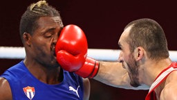 Der kubanische Boxer Julio Cesar La Cruz (l.) kann einen Schlag von Muslim Gadschimagomedow (Russisches Olympisches Komitee) nicht abwehren. © IMAGO / ITAR-TASS