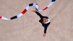 Die Sportgymnastin Zohra Aghamirova aus Aserbaidschan in Aktion. © picture alliance / Xinhua News Agency | Chen Yichen