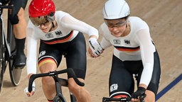 Die Radsportlerinen Franziska Brauße und Lisa Klein aus Deutschland in Aktion. © dpa-Bildfunk Foto: Sebastian Gollnow/dpa