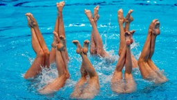 Die ukrainischen Synchronschwimmerinnen in Aktion bei der Technischen Kür © IMAGO / Agencia EFE Foto: Fernando Bizerra