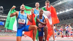 Die Staffel aus Italien jubelt nach ihrem Goldgewinn im 4x100-m-Staffelfinale der Männer in Tokio 2020 © dpa Foto:  Michael Kappeler