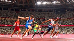 Italiens Filippo Tortu (l.) beendet als Schluss-Sprinter Italiens Finalsieg der 4x100-Meter-Staffel vor Großbritanniens Nethaneel Mitchell-Blake. © IMAGO / UPI Photo